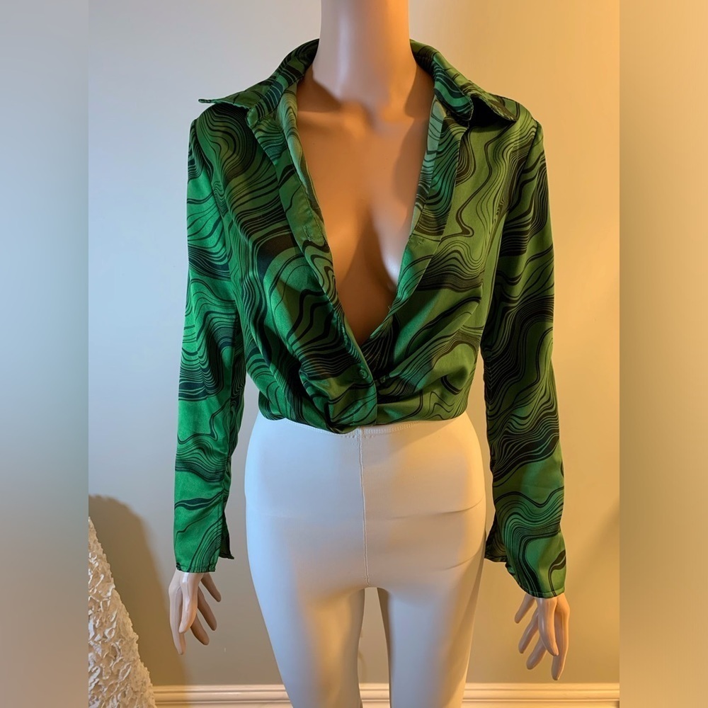 DYNAMITE emerald green abstract print blouse XXS